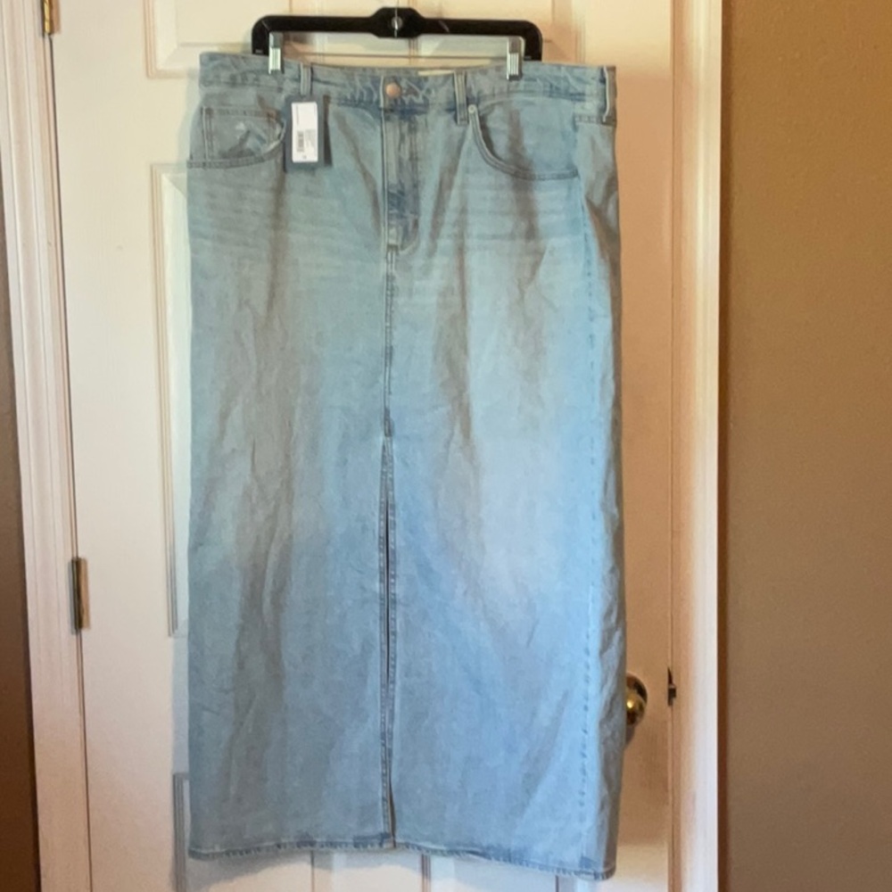 Universal Thread Women’s Light Medium Wash Denim Skirt Plus Size 18 NWT